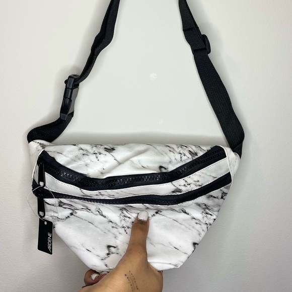 Black and White Fannypack - Picture 1 of 4